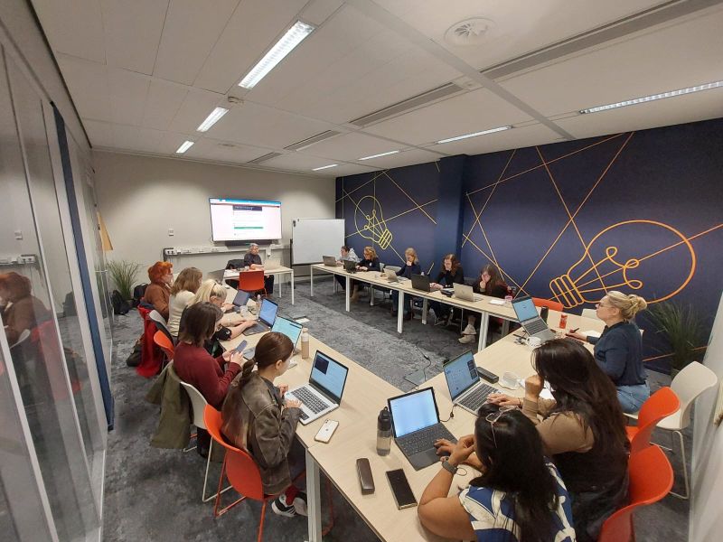 Deelnemers werken samen aan hun app tijdens de masterclass